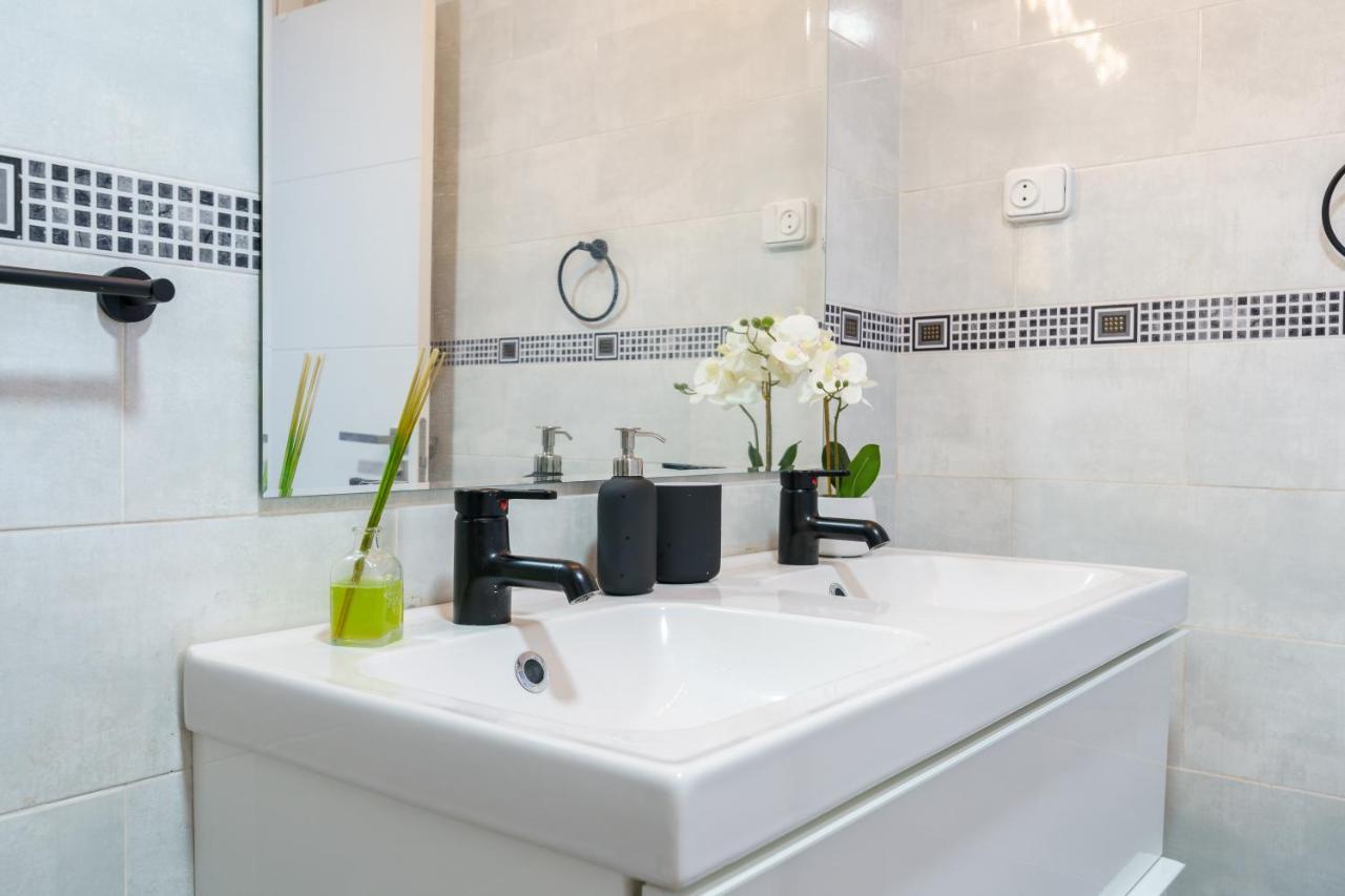 Chic Beachfront Flat With Amazing Sea Views And Private Indoor Parking Benalmádena